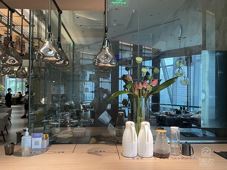 中高端餐廳使用裝飾貼膜lg木紋膜場(chǎng)景實(shí)拍——pvc裝飾貼膜木