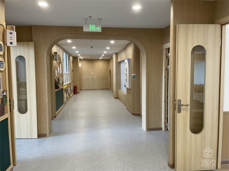 成都新都區(qū)一公益性幼兒園使用lg木紋裝飾貼膜案例